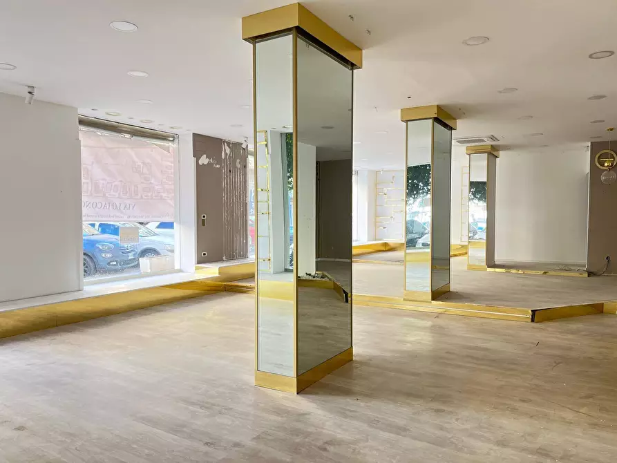 Immagine 10 di Locale commerciale in affitto  in Via Francesco Lo Jacono 66 a Palermo
