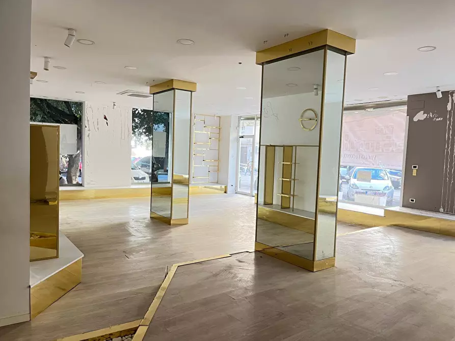 Immagine 11 di Locale commerciale in affitto  in Via Francesco Lo Jacono 66 a Palermo