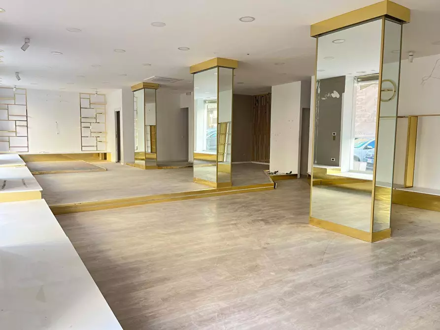 Immagine 12 di Locale commerciale in affitto  in Via Francesco Lo Jacono 66 a Palermo