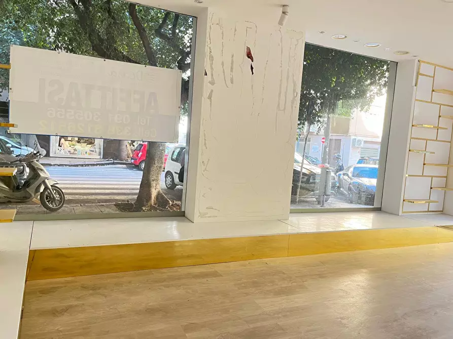 Immagine 13 di Locale commerciale in affitto  in Via Francesco Lo Jacono 66 a Palermo