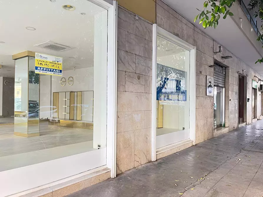 Immagine 16 di Locale commerciale in affitto  in Via Francesco Lo Jacono 66 a Palermo