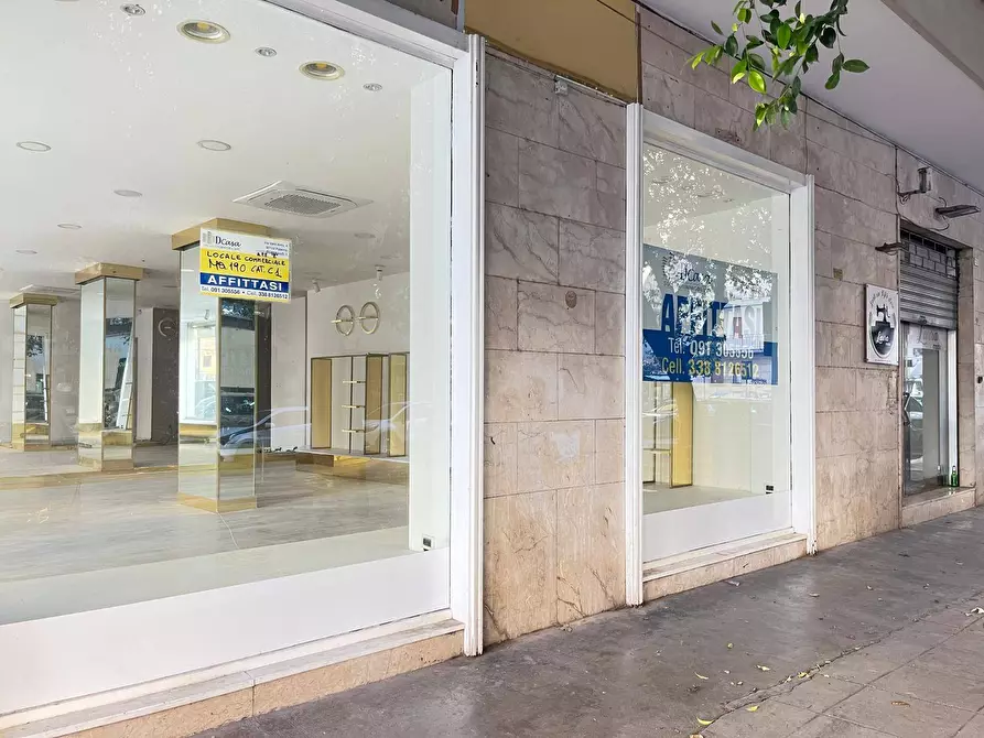 Immagine 17 di Locale commerciale in affitto  in Via Francesco Lo Jacono 66 a Palermo