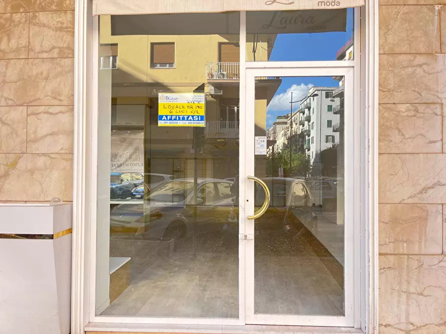 Immagine 18 di Locale commerciale in affitto  in Via Francesco Lo Jacono 66 a Palermo