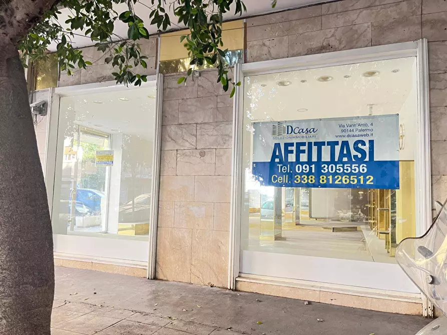 Immagine 19 di Locale commerciale in affitto  in Via Francesco Lo Jacono 66 a Palermo