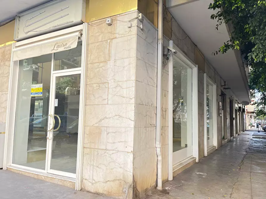 Immagine 20 di Locale commerciale in affitto  in Via Francesco Lo Jacono 66 a Palermo