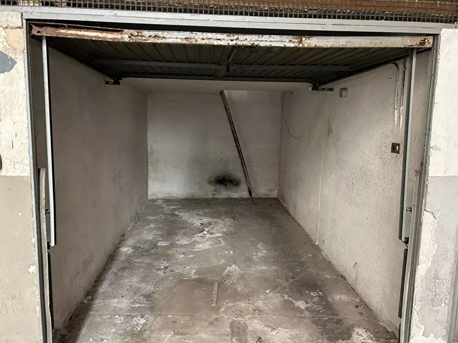 Immagine 8 di Box auto in vendita  in Via Villa Sperlinga 3 A a Palermo