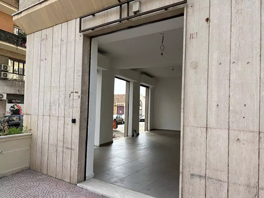 Immagine 2 di Locale commerciale in affitto  in Via Duca Della Verdura 89 a Palermo