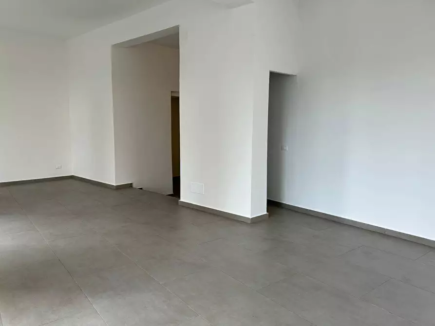 Immagine 10 di Locale commerciale in affitto  in Via Duca Della Verdura 89 a Palermo