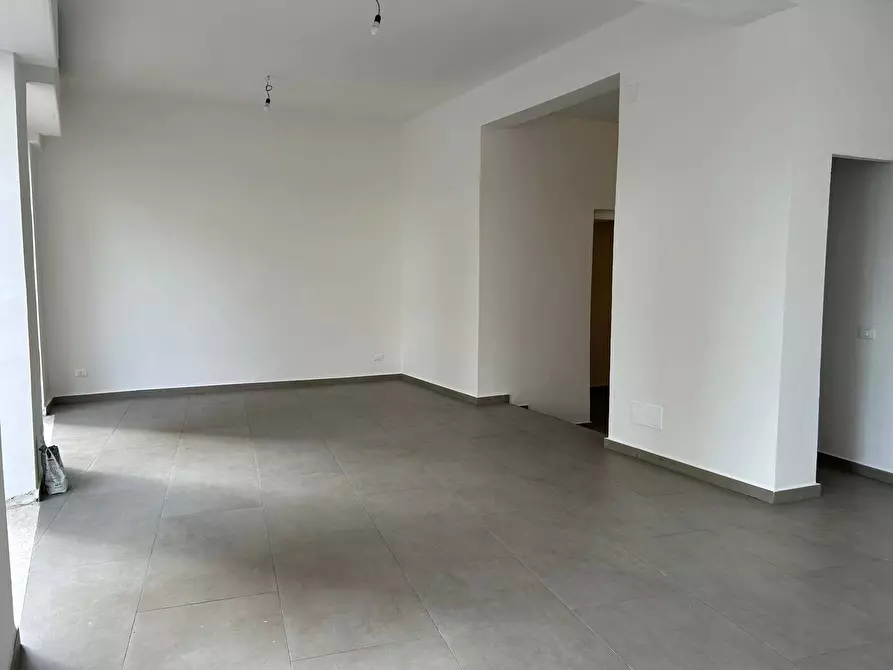 Immagine 13 di Locale commerciale in affitto  in Via Duca Della Verdura 89 a Palermo