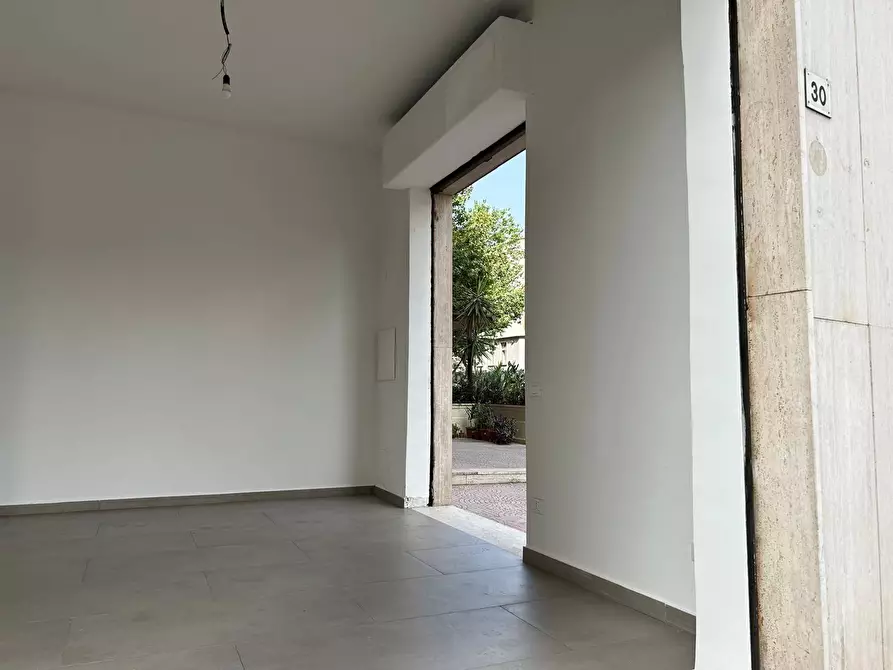 Immagine 14 di Locale commerciale in affitto  in Via Duca Della Verdura 89 a Palermo