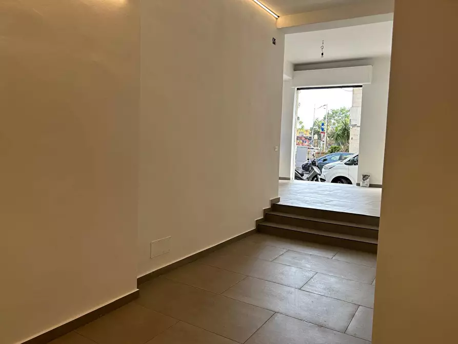 Immagine 16 di Locale commerciale in affitto  in Via Duca Della Verdura 89 a Palermo