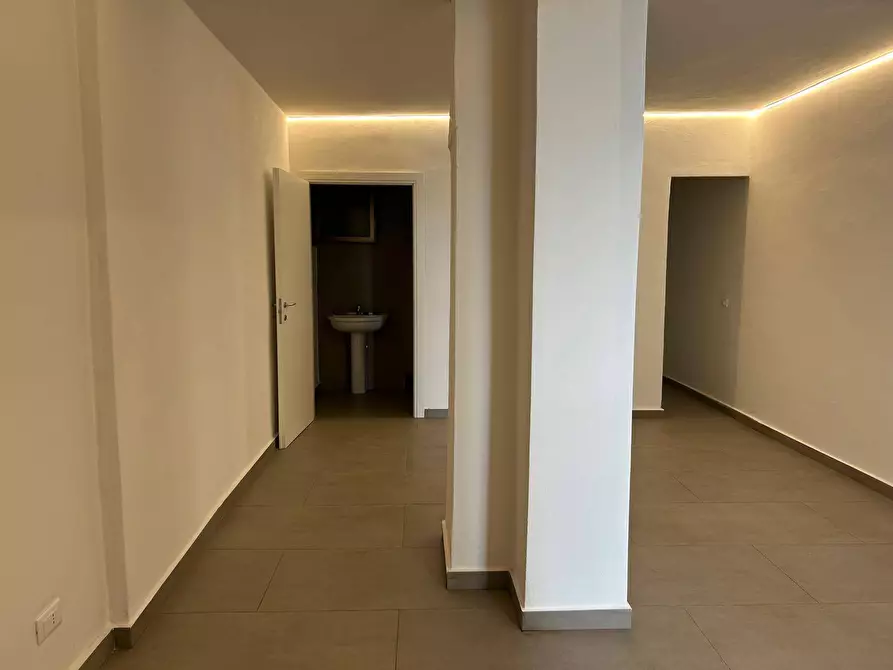 Immagine 22 di Locale commerciale in affitto  in Via Duca Della Verdura 89 a Palermo