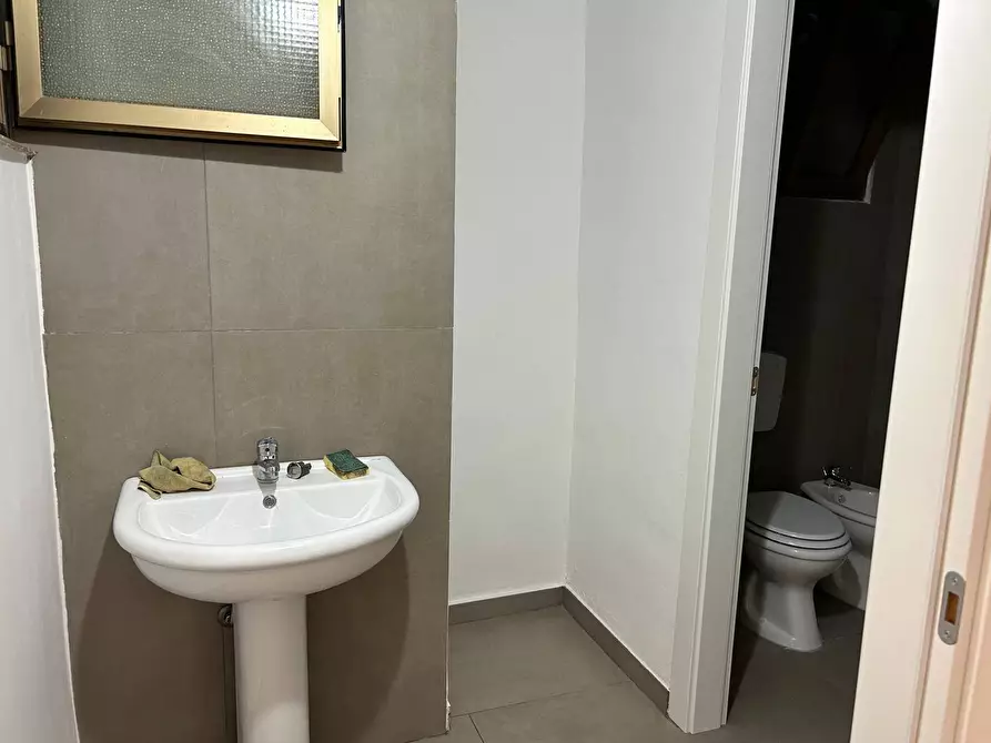 Immagine 23 di Locale commerciale in affitto  in Via Duca Della Verdura 89 a Palermo