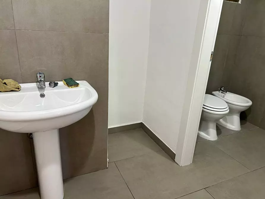Immagine 24 di Locale commerciale in affitto  in Via Duca Della Verdura 89 a Palermo