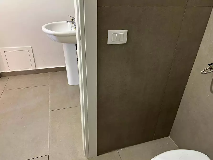 Immagine 26 di Locale commerciale in affitto  in Via Duca Della Verdura 89 a Palermo