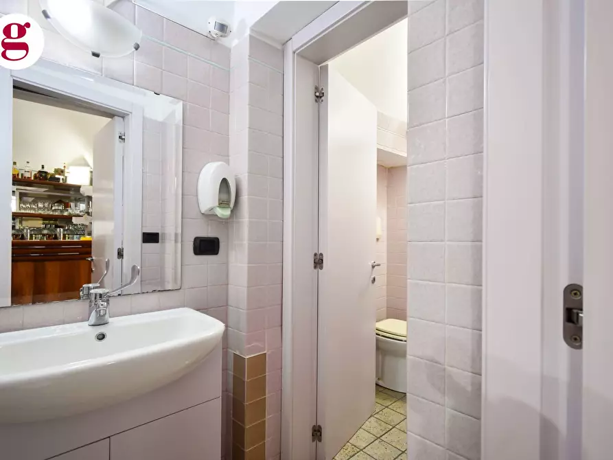 Immagine 12 di Attività commerciale in vendita  in Piazza Diomede 8 a Vasto