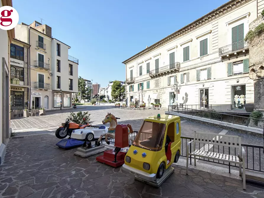 Immagine 15 di Attività commerciale in vendita  in Piazza Diomede 8 a Vasto