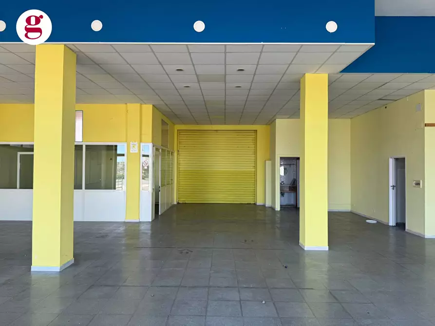 Immagine 11 di Locale commerciale in affitto  in S.S. 16 Sud 72 a Vasto