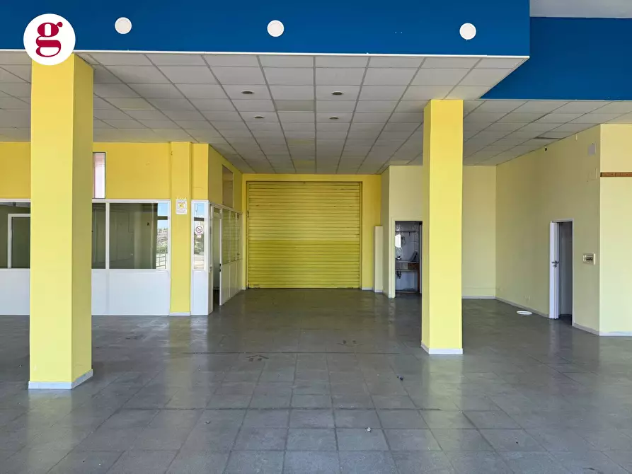 Immagine 14 di Locale commerciale in affitto  in S.S. 16 Sud 72 a Vasto
