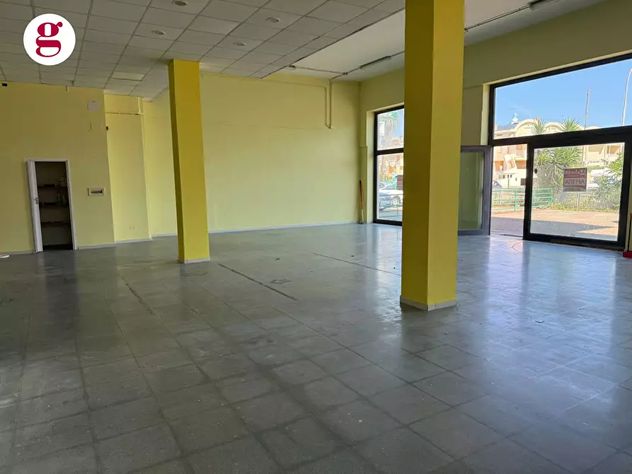 Immagine 15 di Locale commerciale in affitto  in S.S. 16 Sud 72 a Vasto