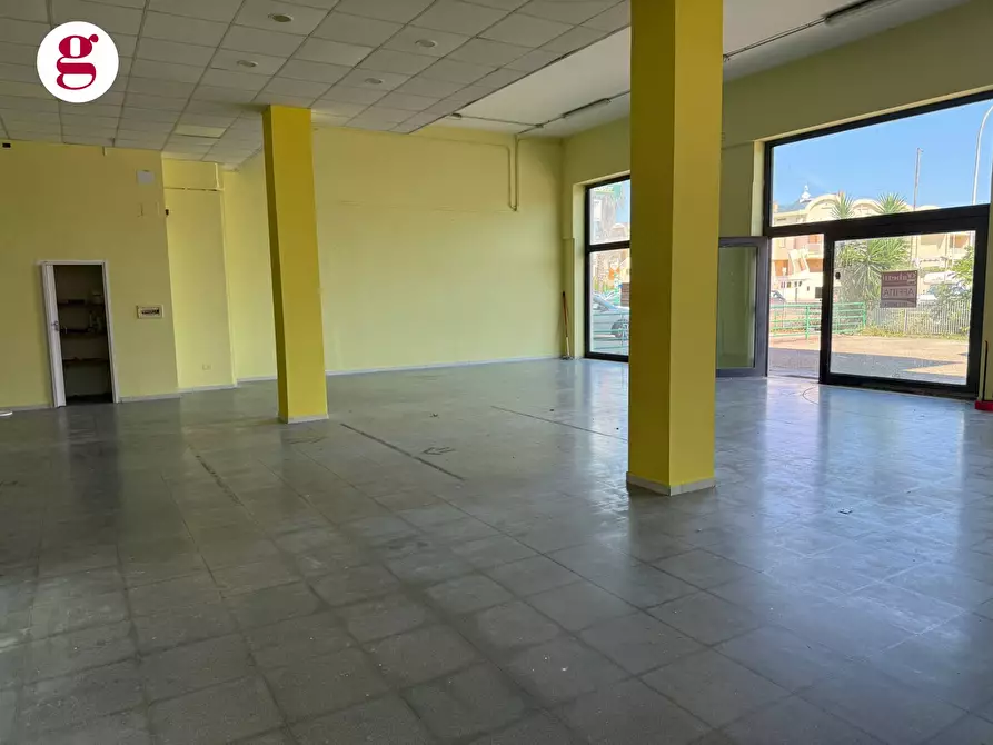 Immagine 20 di Locale commerciale in affitto  in S.S. 16 Sud 72 a Vasto