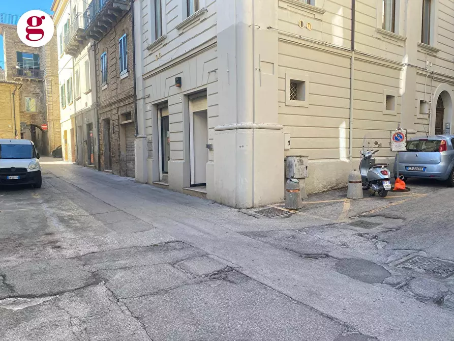 Immagine 14 di Locale commerciale in vendita  in Corso Palizzi 15 a Vasto
