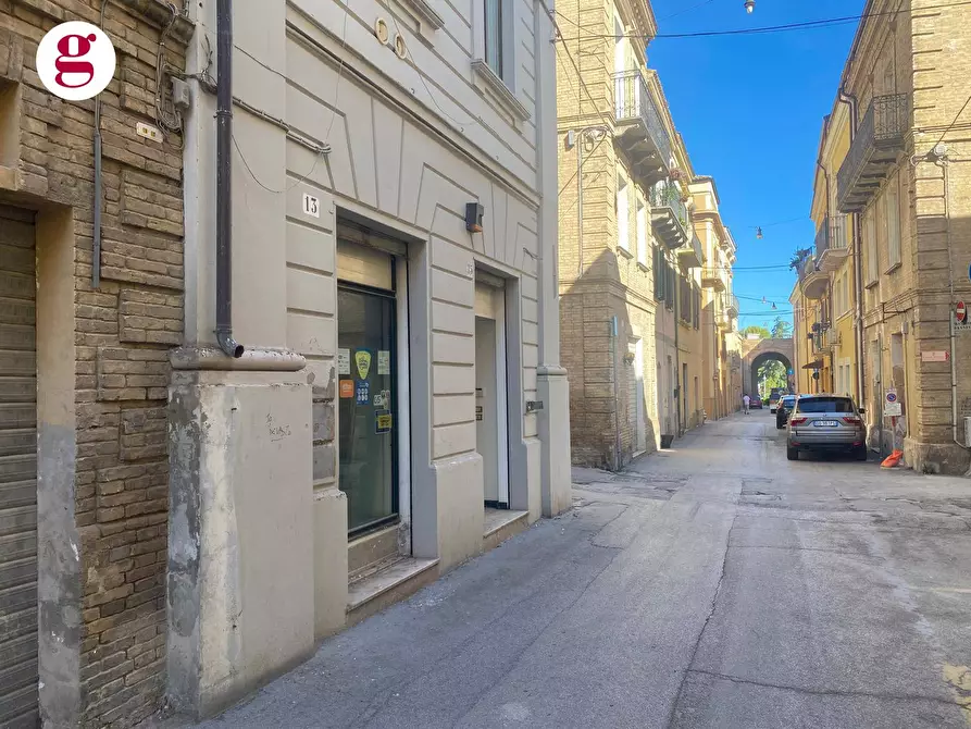 Immagine 15 di Locale commerciale in vendita  in Corso Palizzi 15 a Vasto