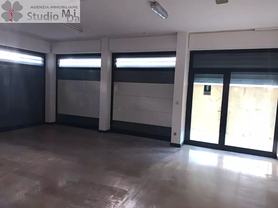 Immagine 9 di Locale commerciale in vendita  in via roma a Venezia