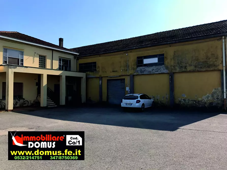 Immagine 2 di Locale commerciale in vendita  a Ferrara
