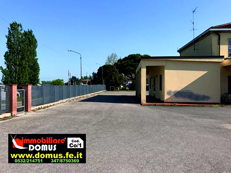 Immagine 3 di Locale commerciale in vendita  a Ferrara