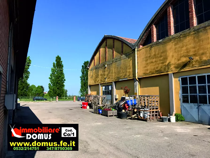 Immagine 8 di Locale commerciale in vendita  a Ferrara