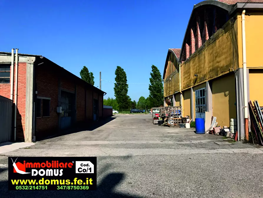 Immagine 11 di Locale commerciale in vendita  a Ferrara