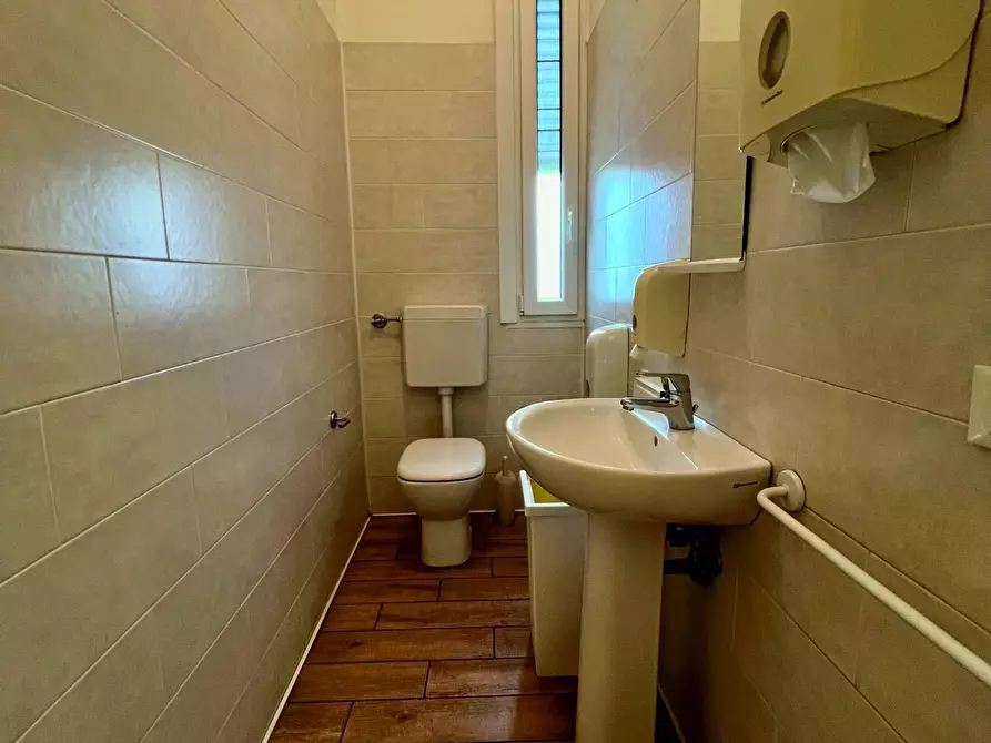 Immagine 11 di Attività commerciale in vendita  a Ferrara
