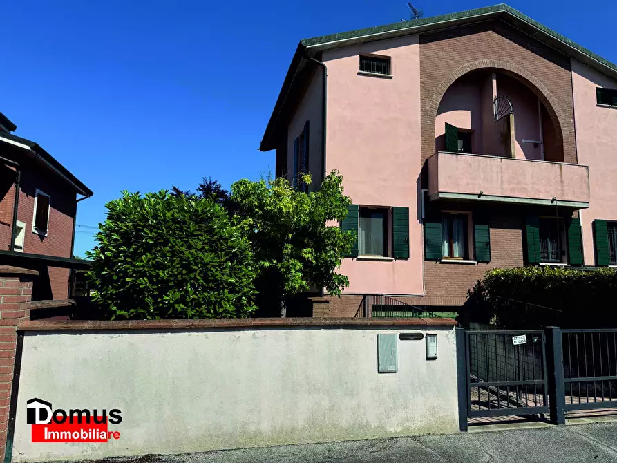 Immagine 1 di Villetta a schiera in vendita  a Ferrara