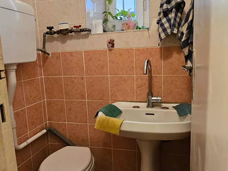 Immagine 12 di Locale commerciale in affitto  in VIA  TRIESTE 49 a Chiavari