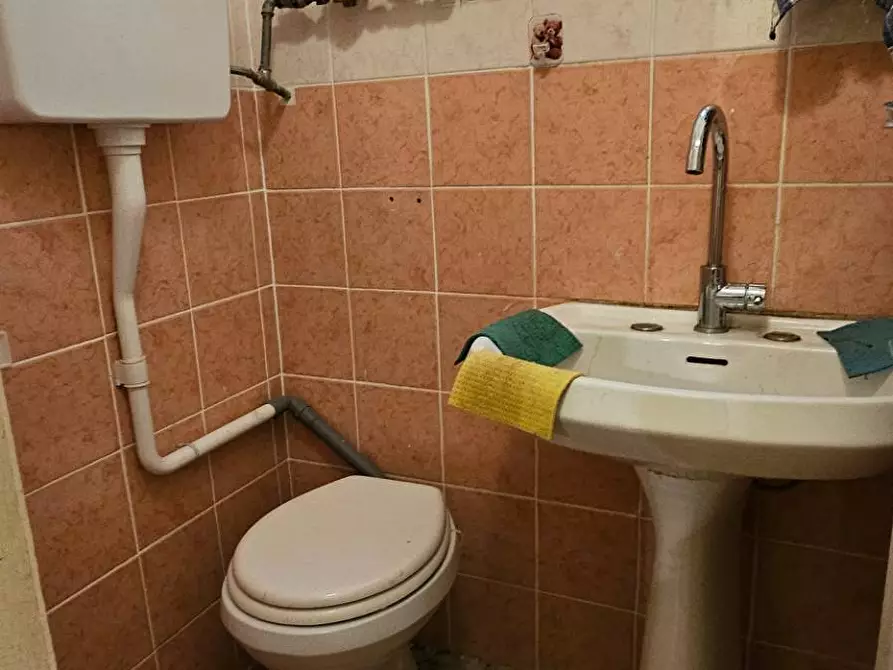 Immagine 13 di Locale commerciale in affitto  in VIA  TRIESTE 49 a Chiavari
