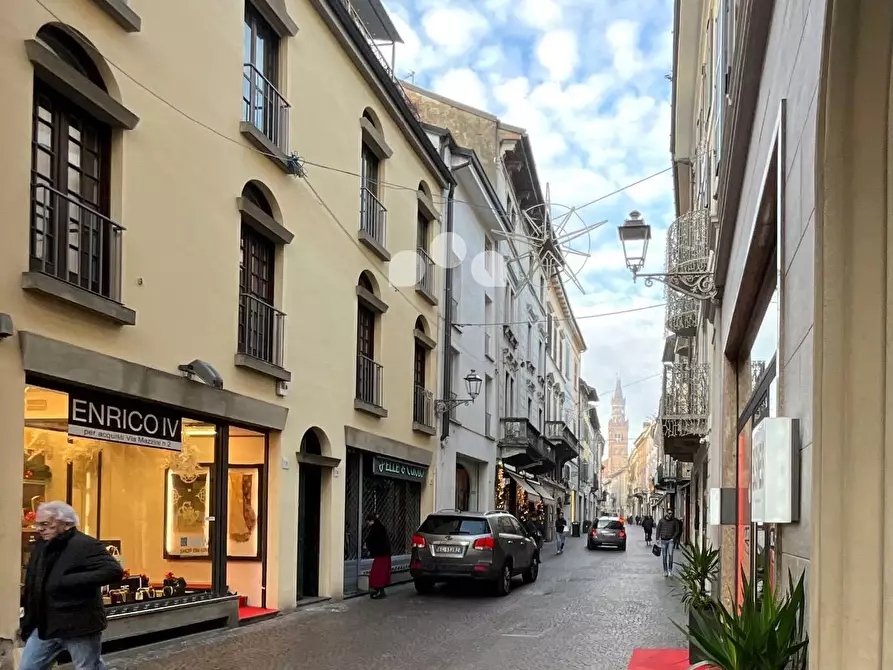 Immagine 9 di Negozio in vendita  in Via Mazzini 30 a Azzanello