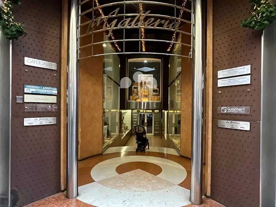 Immagine 11 di Negozio in vendita  in Via Mazzini 30 a Azzanello