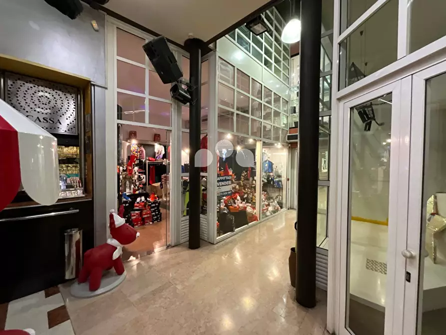 Immagine 2 di Negozio in vendita  in Via Mazzini 30 a Azzanello