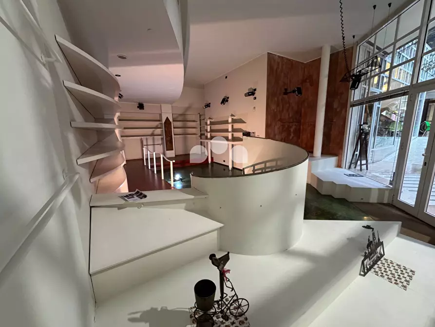 Immagine 1 di Negozio in vendita  in Via Mazzini 30 a Crema