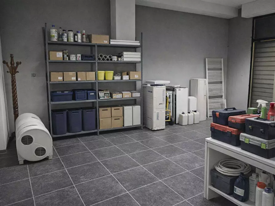 Immagine 11 di Ufficio in vendita  a Sassuolo