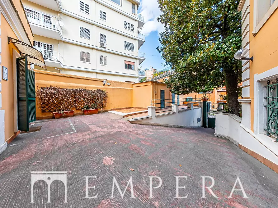 Immagine 14 di Palazzo in vendita  in Via Trionfale a Roma