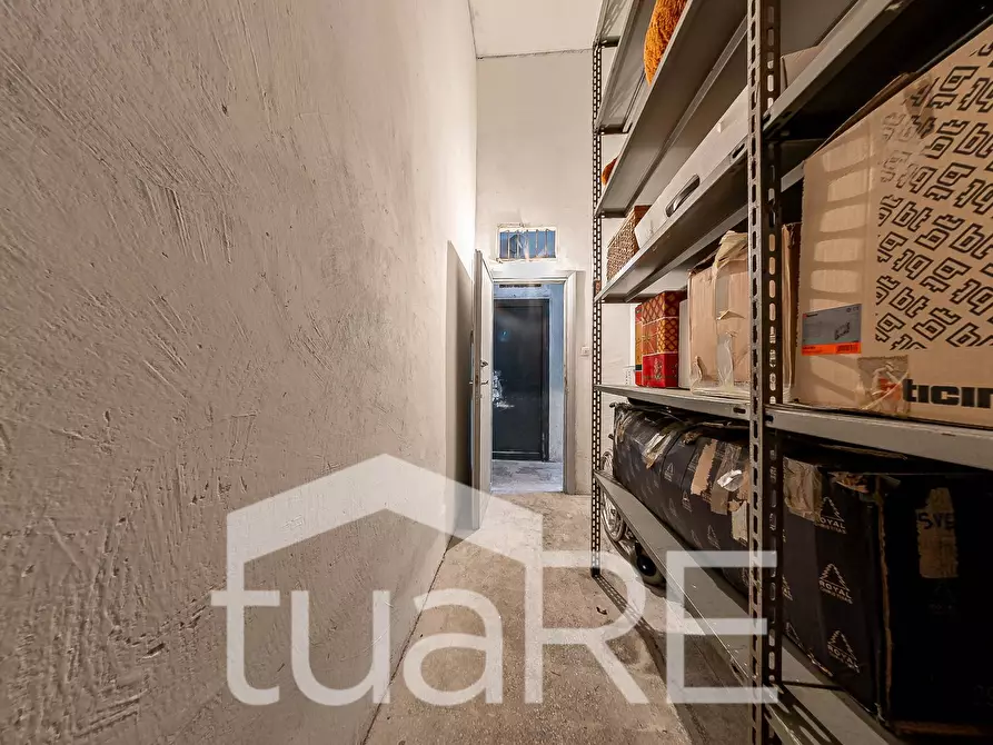 Immagine 3 di Magazzino in vendita  in Via Guido Castelnuovo a Roma