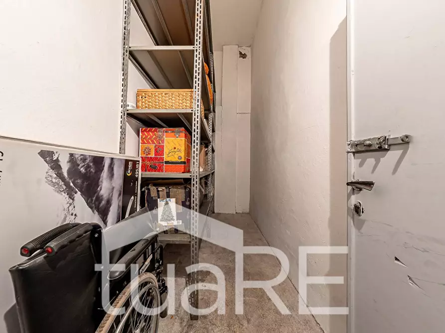 Immagine 12 di Magazzino in vendita  in Via Guido Castelnuovo a Roma