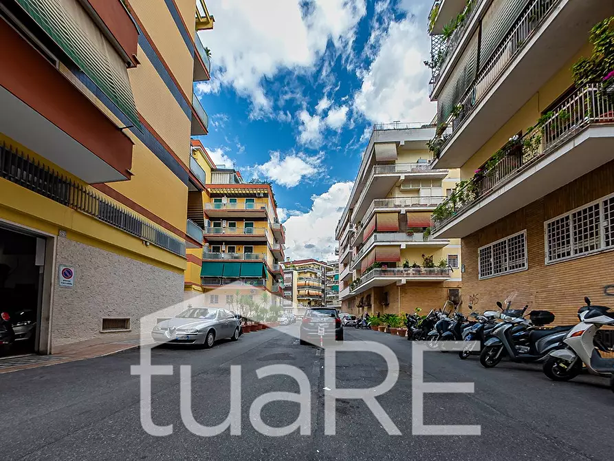 Immagine 18 di Magazzino in vendita  in Via Guido Castelnuovo a Roma