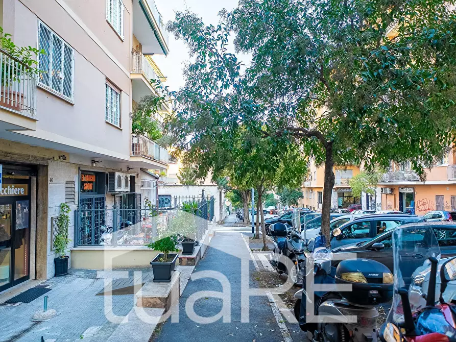Immagine 17 di Negozio in vendita  in Via Di Monteverde a Roma