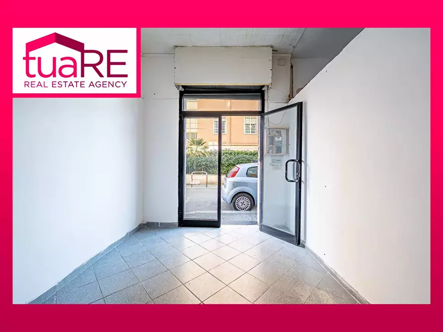 Immagine 1 di Negozio in vendita  in Via Alessandro Avoli a Roma