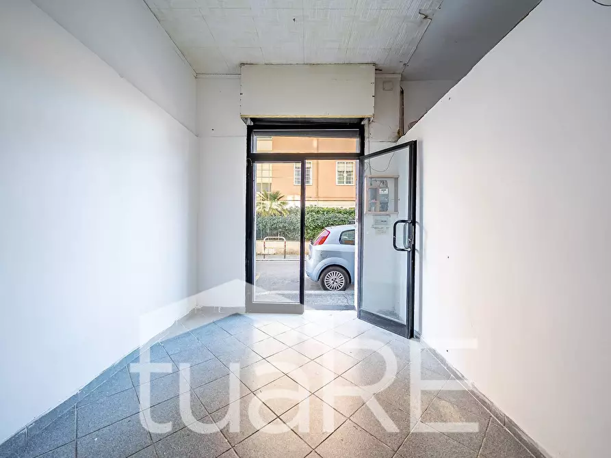 Immagine 3 di Negozio in vendita  in Via Alessandro Avoli a Roma