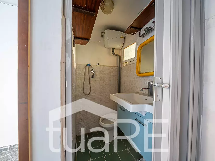 Immagine 6 di Negozio in vendita  in Via Alessandro Avoli a Roma