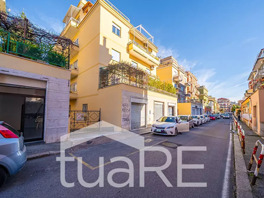 Immagine 8 di Negozio in vendita  in Via Alessandro Avoli a Roma